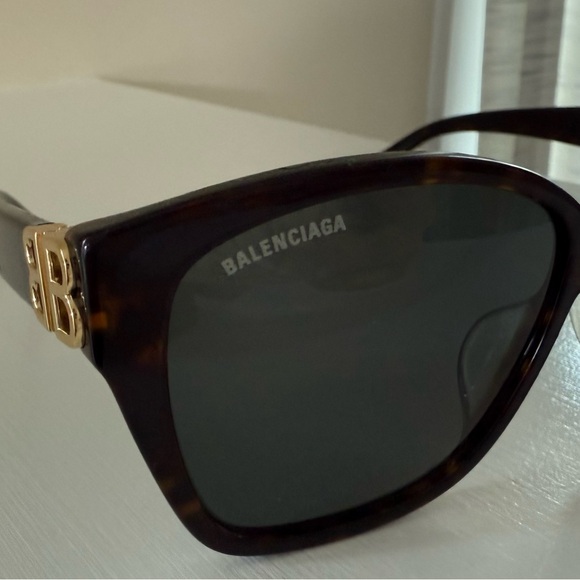 Balenciaga Black Sunglasses with Gold Detail - Picture 4 of 14